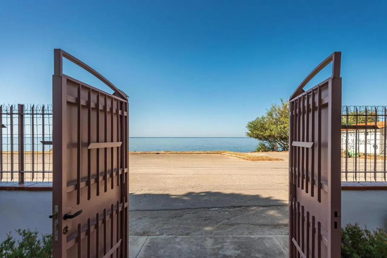 La Casa Davanti Al Mare Quartu Sant'Elena 0*,  Italy